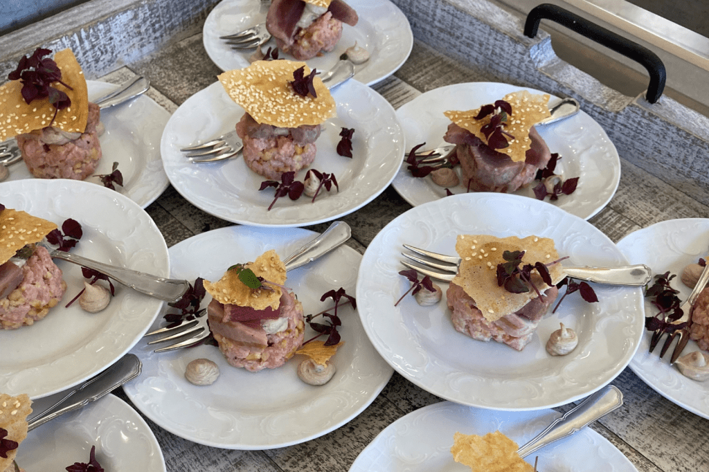 Stijlvolle in-house catering met verfijnde gerechten bij De Montil, ideaal voor auto lanceringen