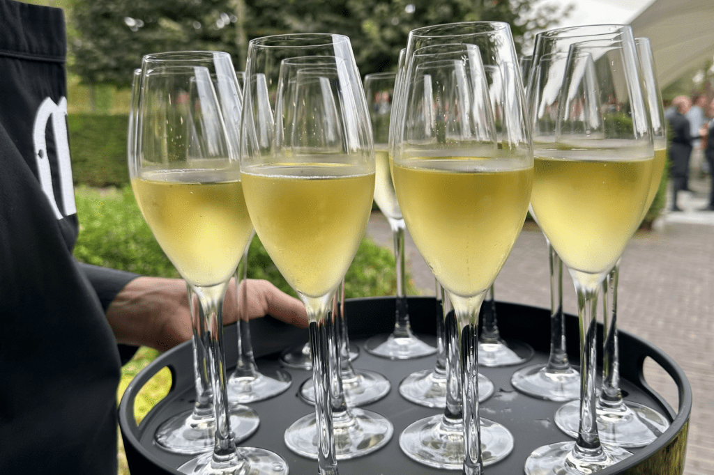 Aperitiefglazen met champagne tijdens een feest met catering