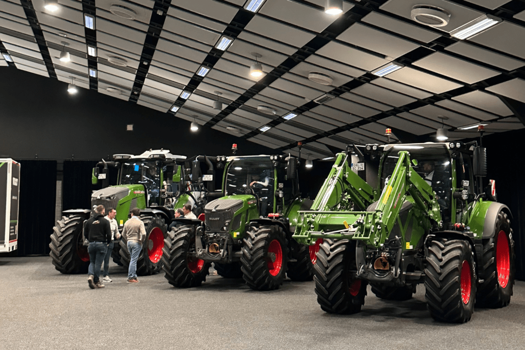 Close-up van een nieuwe tractor in de evenementenhal tijdens een productpresentatie