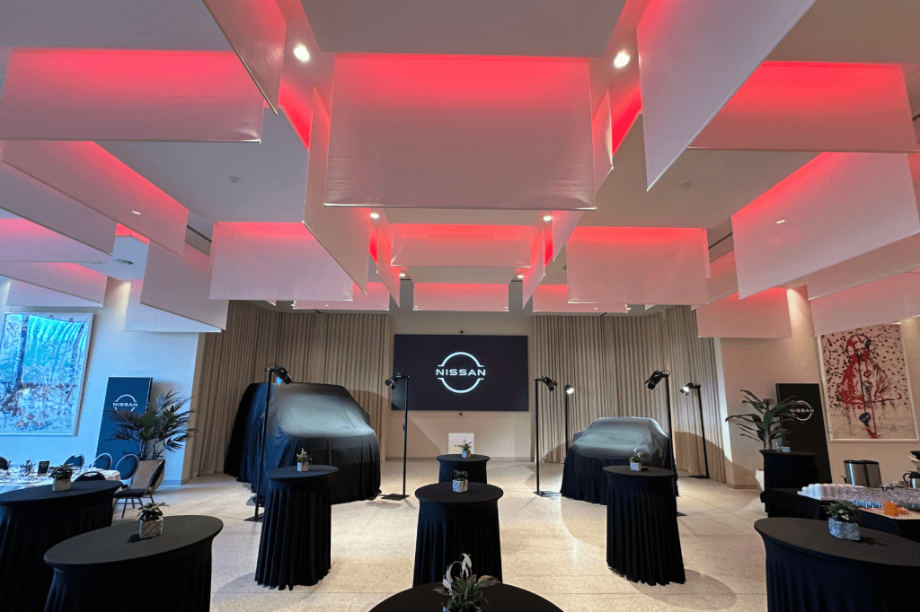 Auto's gepresenteerd in een ruime zaal bij De Montil tijdens een autopresentatie