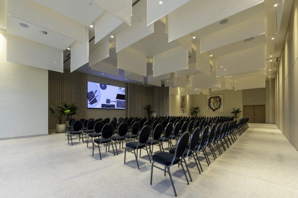Vergaderzaal in De Montil Affligem in theateropstelling met groot scherm en moderne faciliteiten