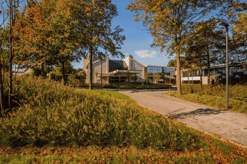 Exterieur van De Montil in Affligem, vergader- en eventlocatie met ruime parking en groene omgeving