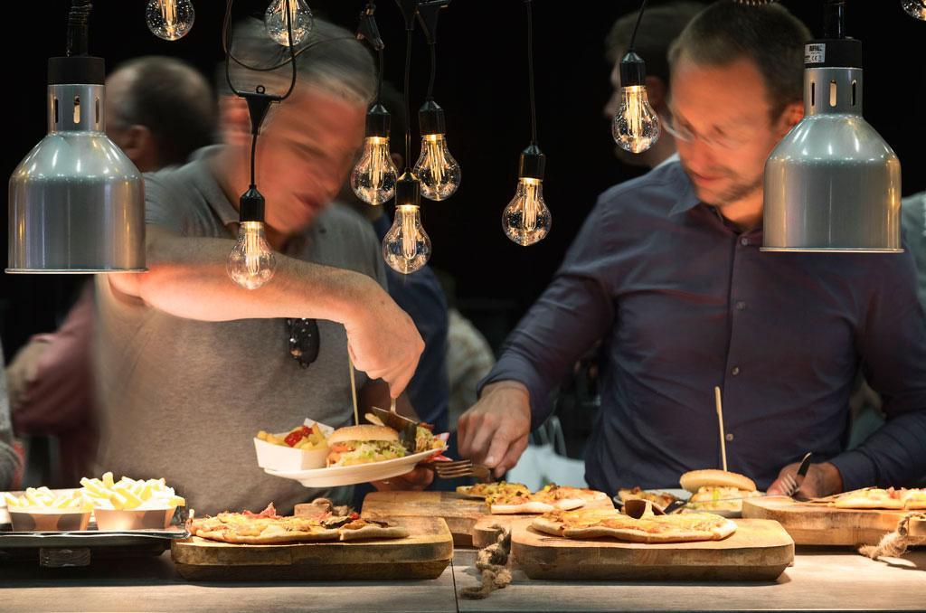 In-house catering met diverse gerechten tijdens een feestmoment