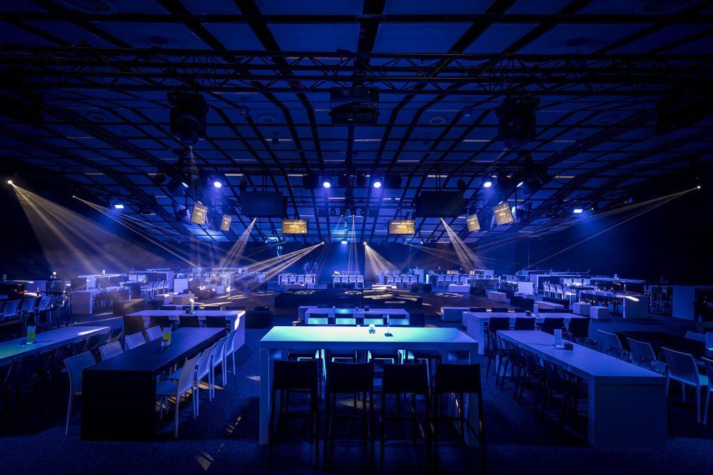 Eventzaal bij De Montil met podiumverlichting en technieken