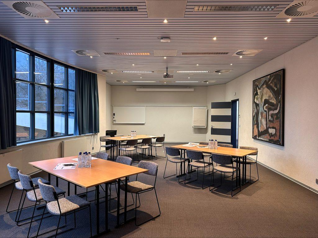 Flexibele vergaderzaal in De Montil met workshopopstelling en presentatiescherm