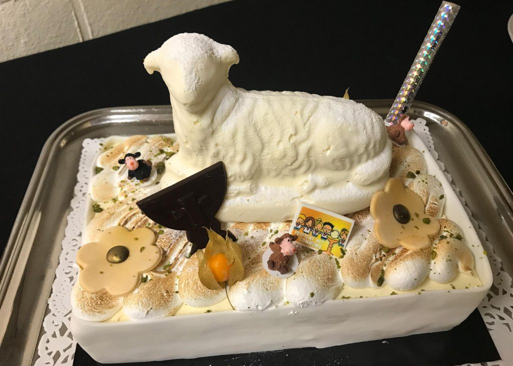 Feestelijk ijslam als dessert op een communiefeest, passend bij de cateringkosten van het feest.