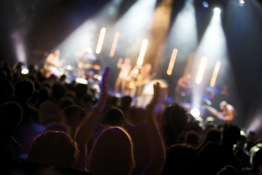 Feestende gasten op de dansvloer met live muziek en sfeervolle verlichting.